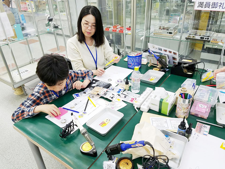写真:設計図をもとに構想を練る