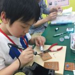 写真：はんだ付け練習中…
