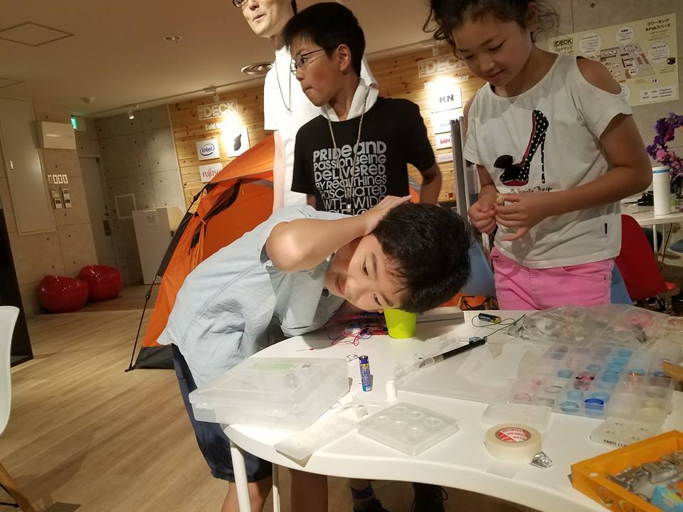 写真:とても小さい音なので集中して耳をすます