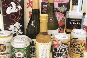 写真：持ち寄られた酒類