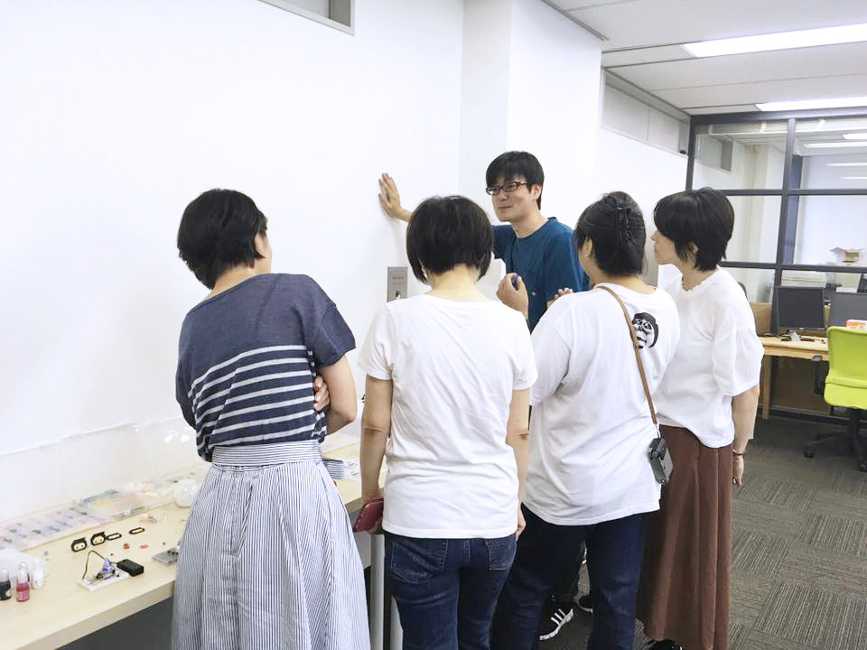 写真:恒例のみんなで説明を聞く