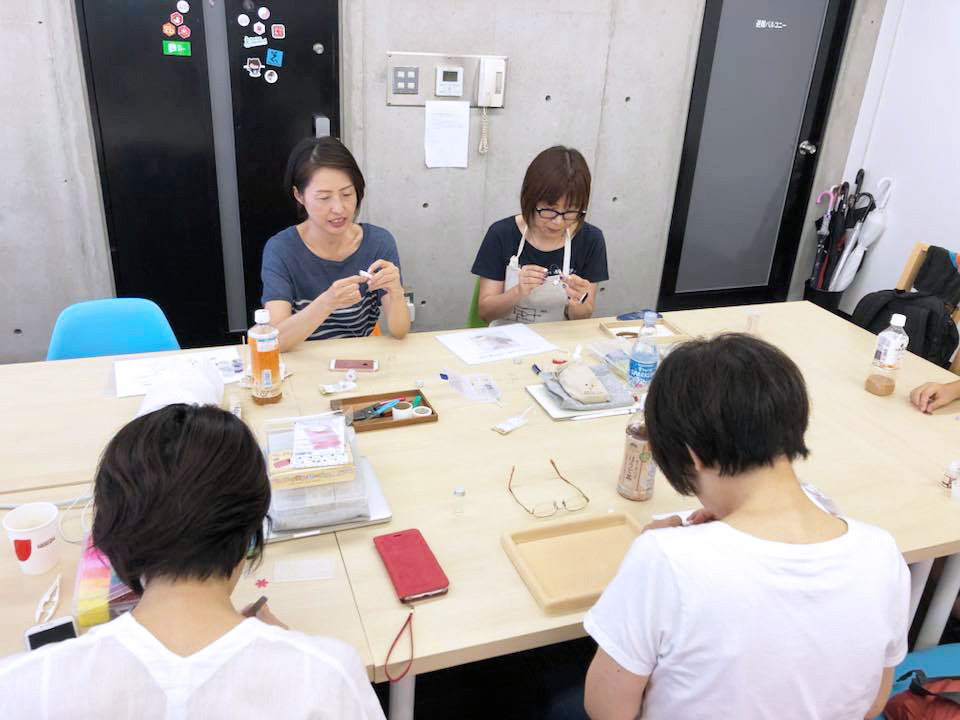 写真:一つのテーブルで工作タイム