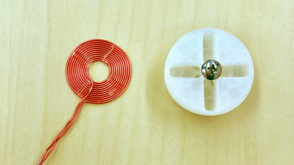写真:コイルの完成品とコイル巻き機
