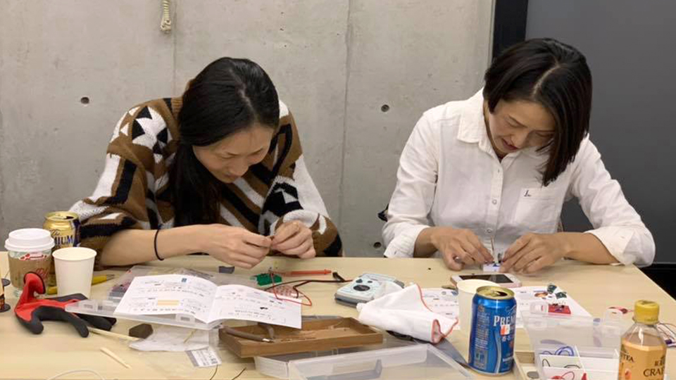 写真:横に並んで仲良く工作