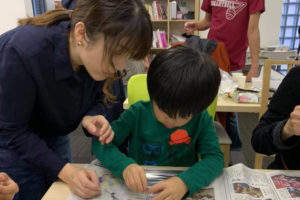 写真：作業を見守るママ！