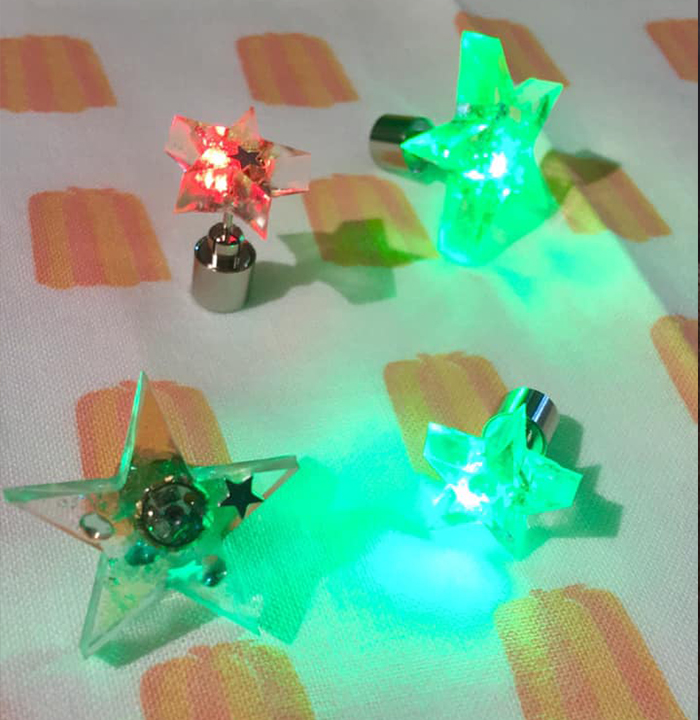 写真:LEDで光るピアスの完成写真