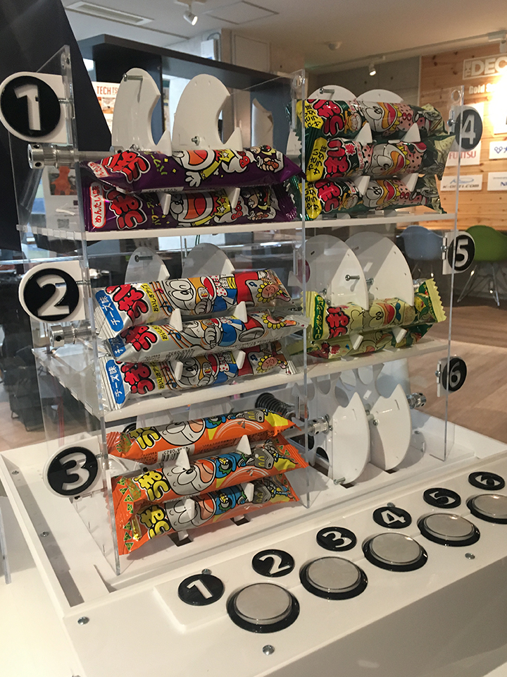 写真:うまい棒の自動販売機