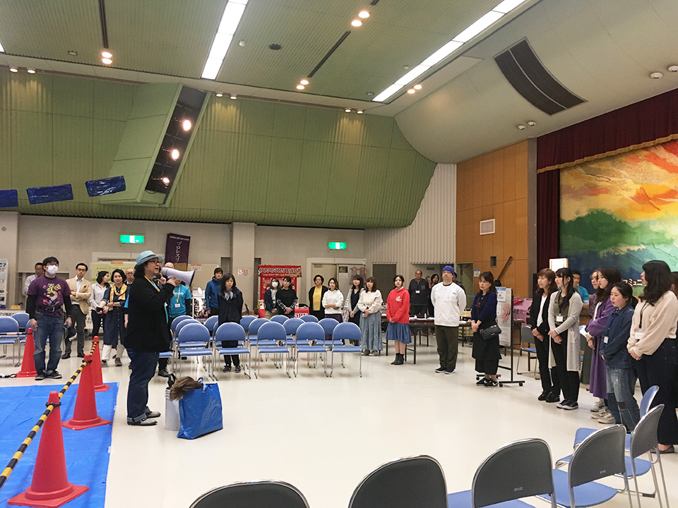 写真:イベント開始前のスタッフミーティング