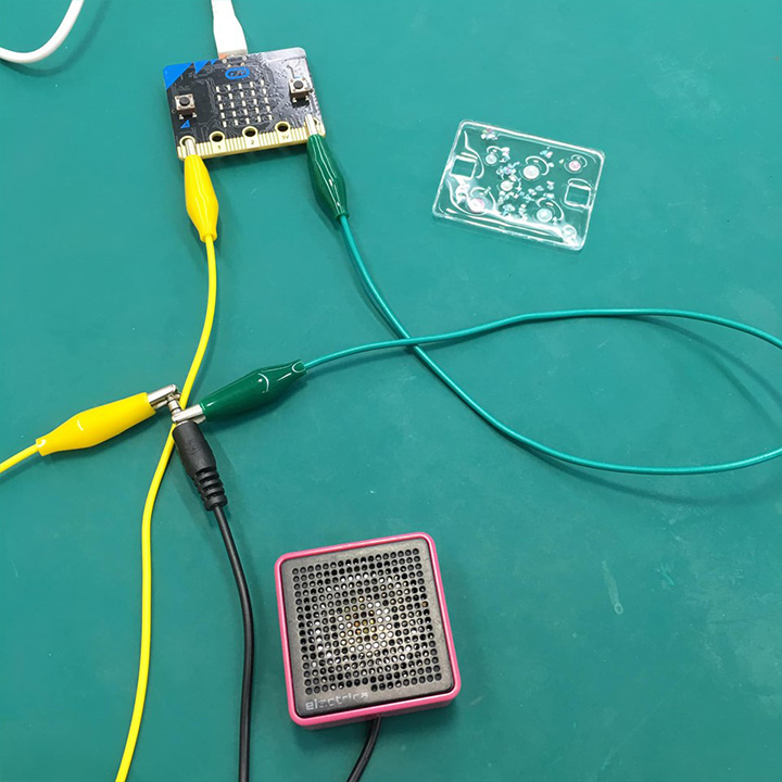 micro:bitとスピーカーと光センサーでテルミン！
