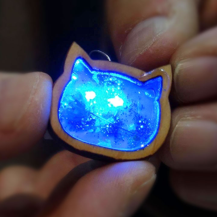 写真：青く光る猫の目のアクセサリー