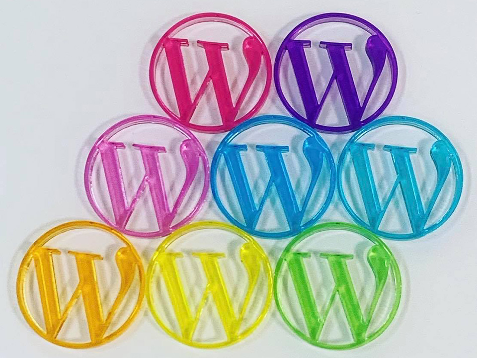 写真:レジンで作られたカラフルなWordPressロゴ
