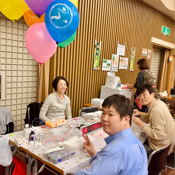 写真：ブースは風船で雰囲気よく