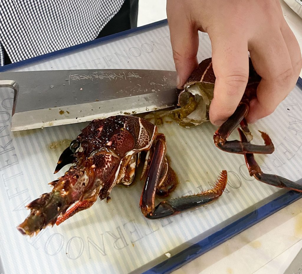 伊勢海老をからごとカット!
