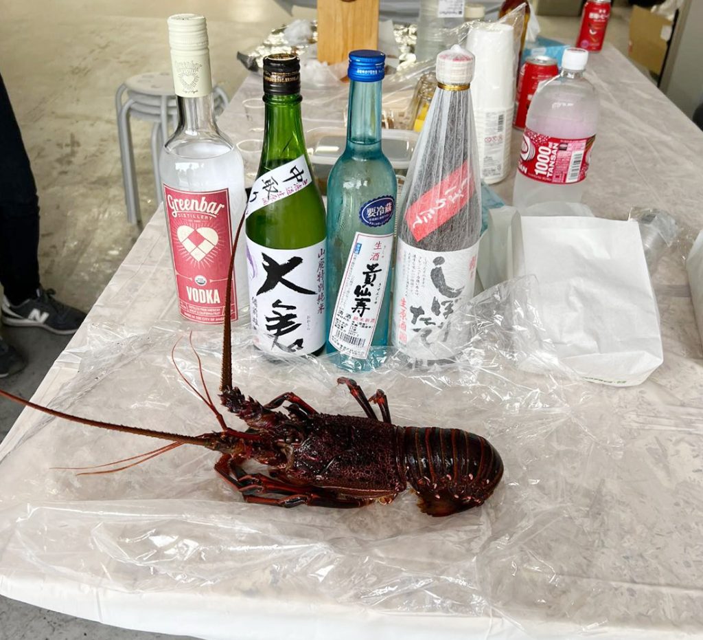 ずらりと並ぶ日本酒と伊勢海老